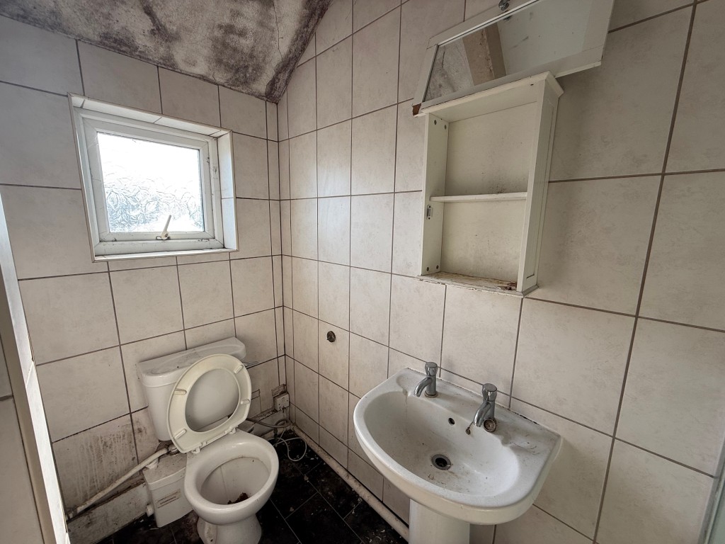 Lot: 173 - THREE-BEDROOM TERRACED HOUSE FOR REFURBISHMENT LOCATED IN A CUL-DE-SAC - Other view of ensuite showing wc sink and window